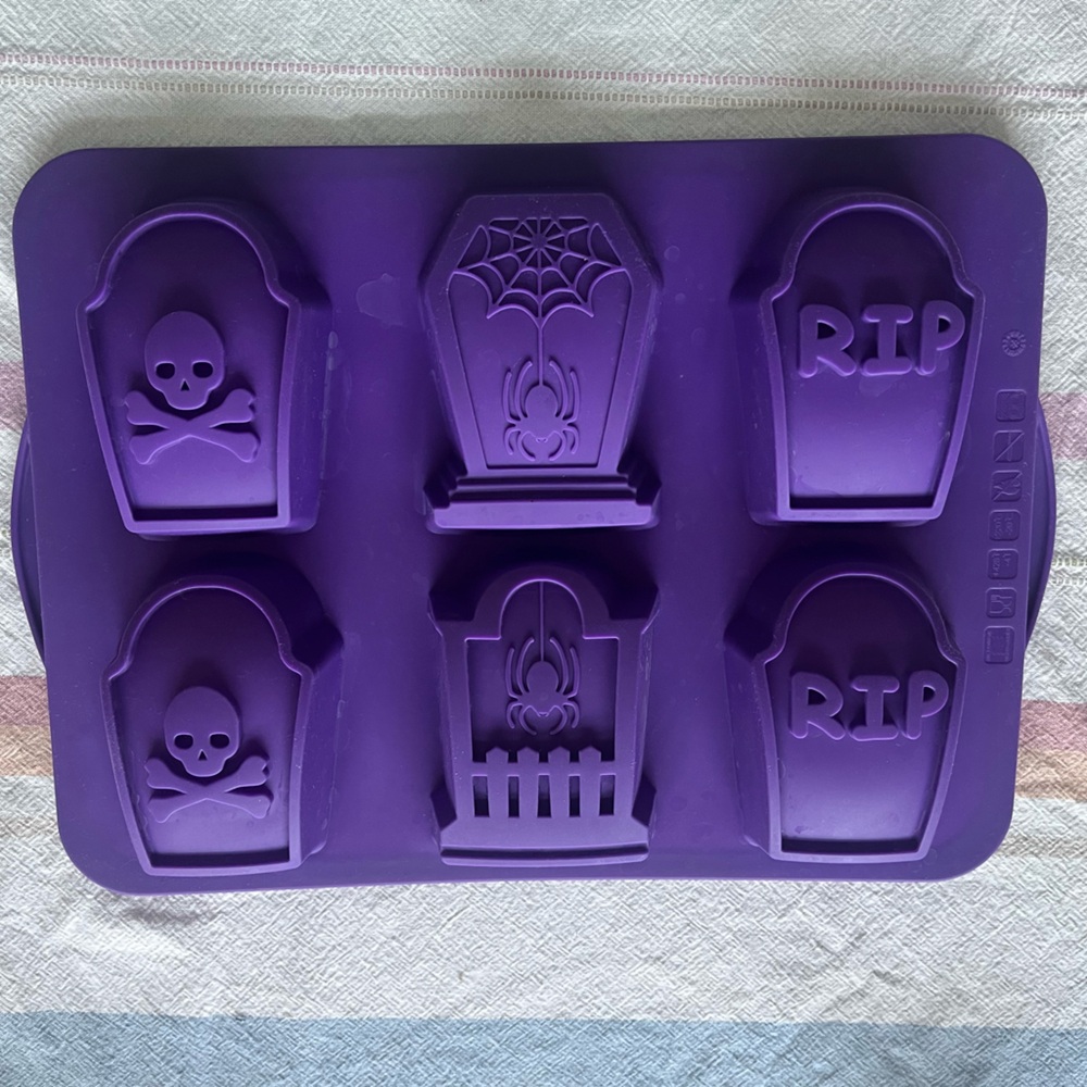 Trudeau Silicone TOMBSTONE JUMBO CUPCAKE PAN Halloween Silicone Mold